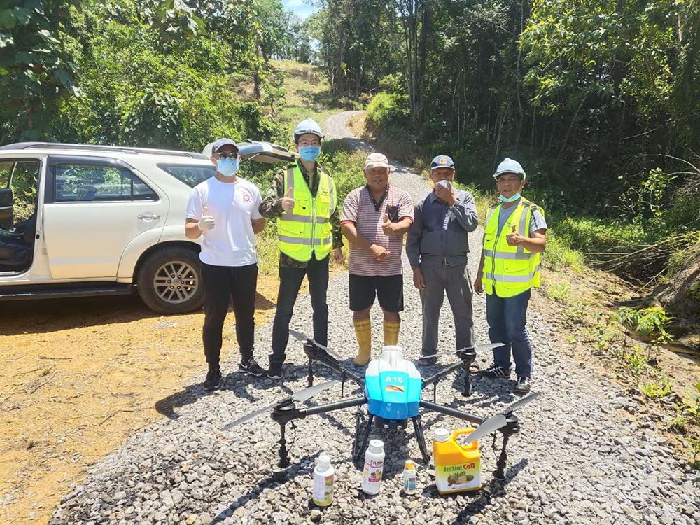 Malezijske stranke uporabljajo AGR fitofarmacevtskih dronov za operacije sadn...