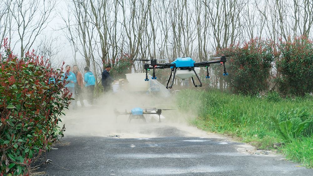 Drone razpršilec lahko modernizira stroje